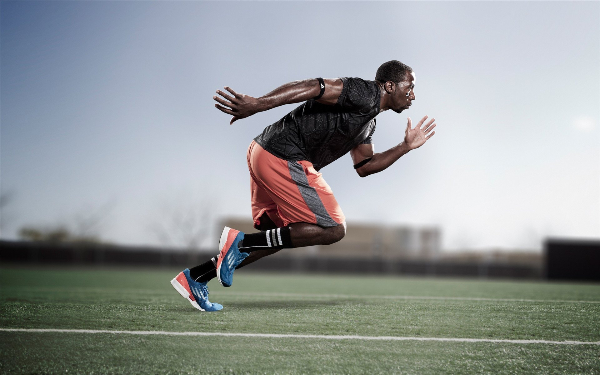 体育综艺节目邀请球员参与展现运动员多面形象与亲和力，邀请体育明星的综艺